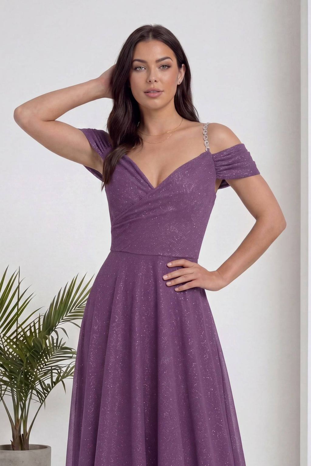 The ZKS lila rengi, simli, düşük omuzlu, piliseli uzun abiye elbise modelin duruş detayı