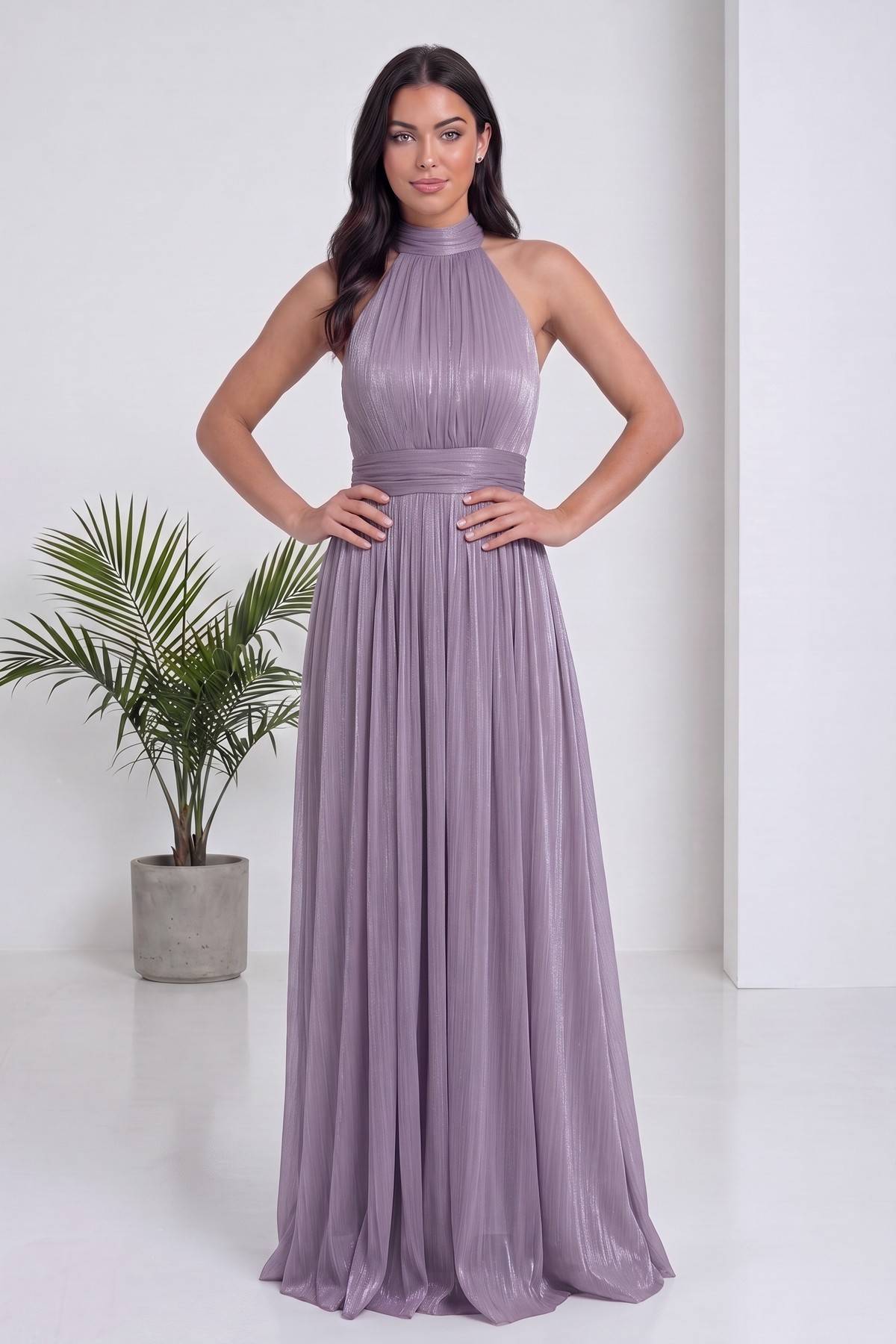 The ZKS lila halter yaka piliseli uzun abiye elbise, modelin kendinden emin pozu.