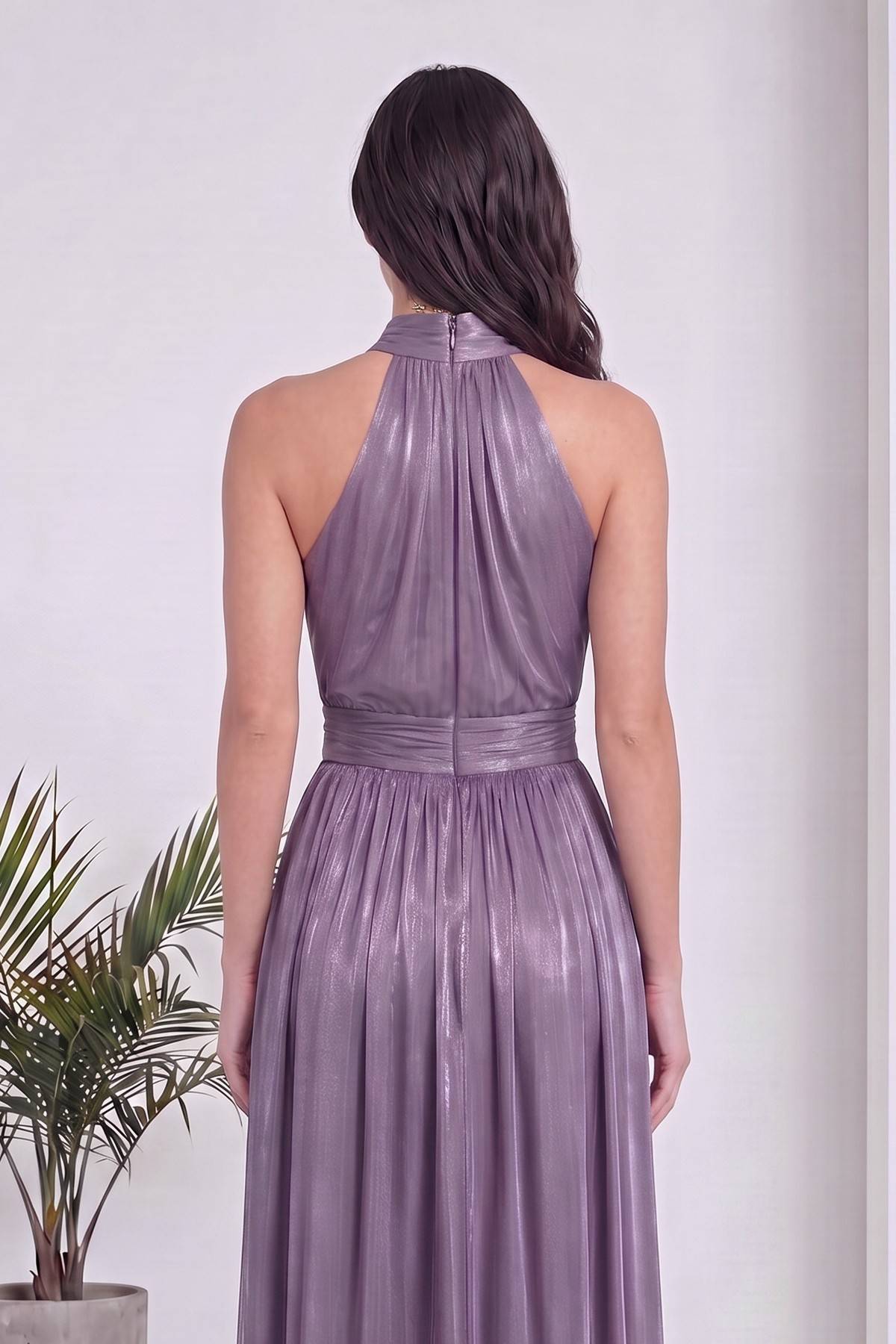 The ZKS lila halter yaka piliseli uzun abiye elbise, sırt detay ve fermuar görünümü.