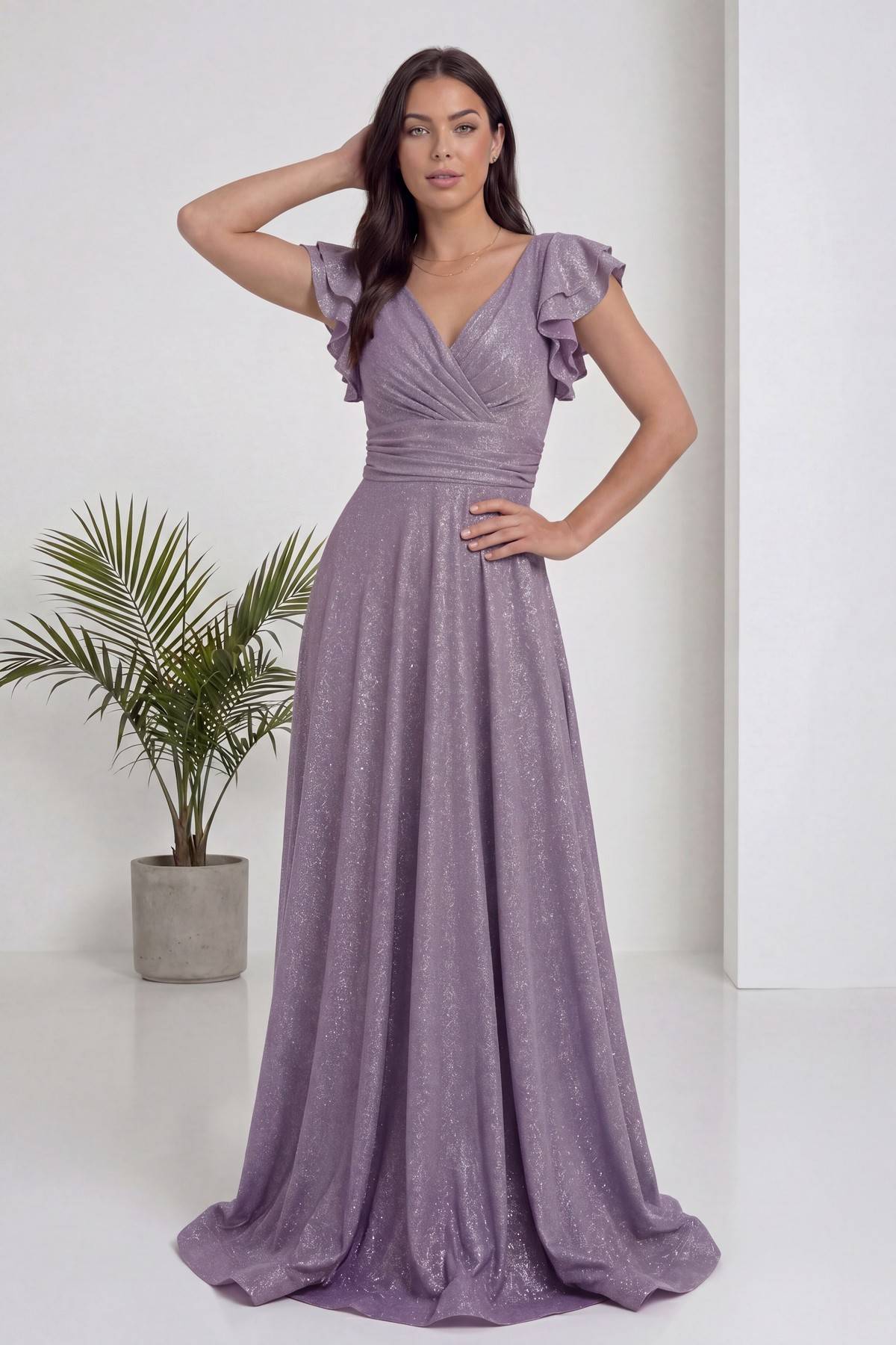 The ZKS V yaka simli lila abiye elbise, zarif duruşu ve parlak kumaş dokusuyla öne çıkıyor