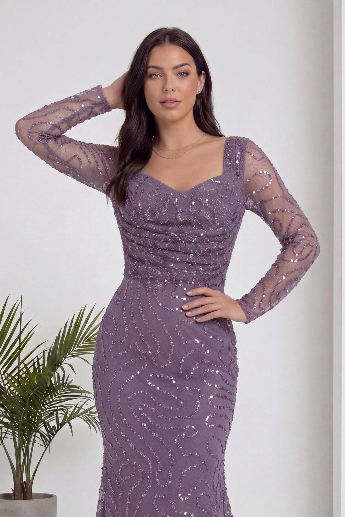 The ZKS lila boncuk işlemeli degaje yaka abiye elbise ön detay yakın çekim