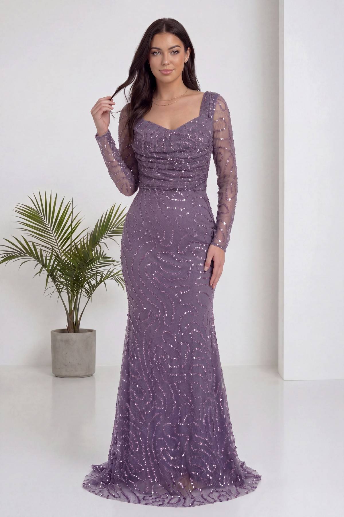 The ZKS lila uzun kollu boncuk işlemeli degaje yaka abiye elbise tam boy görünüm