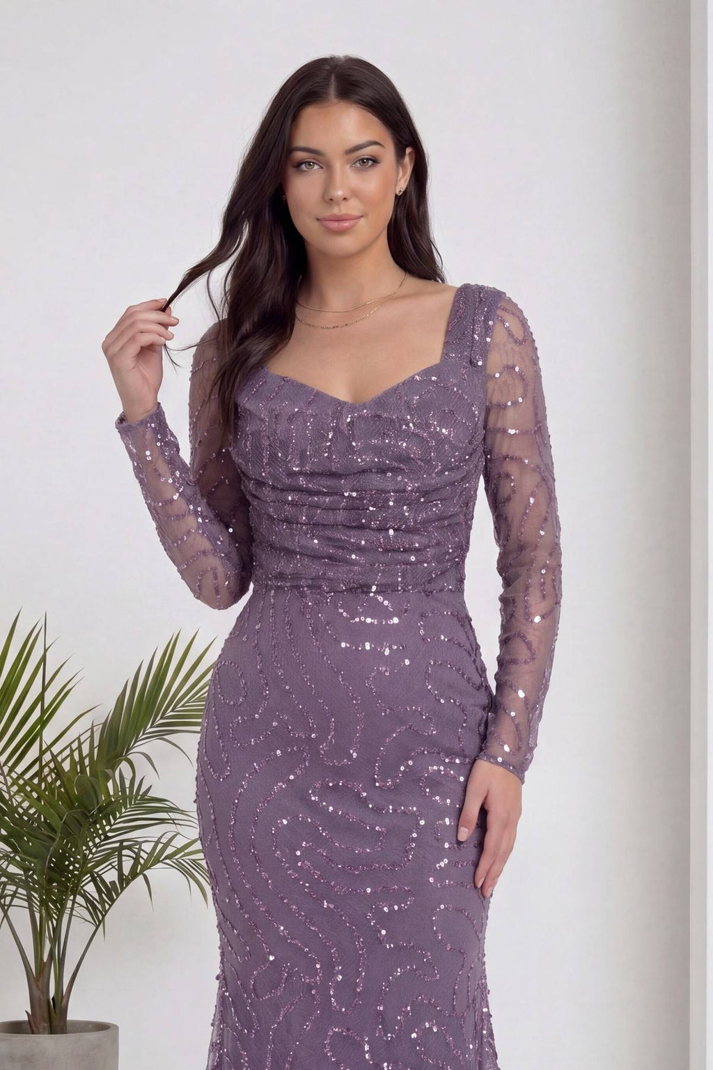 The ZKS lila boncuk işlemeli degaje yaka abiye elbise model pozu