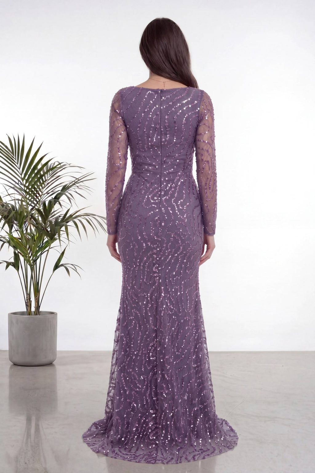 The ZKS lila boncuk işlemeli degaje yaka abiye elbise arka görünüm