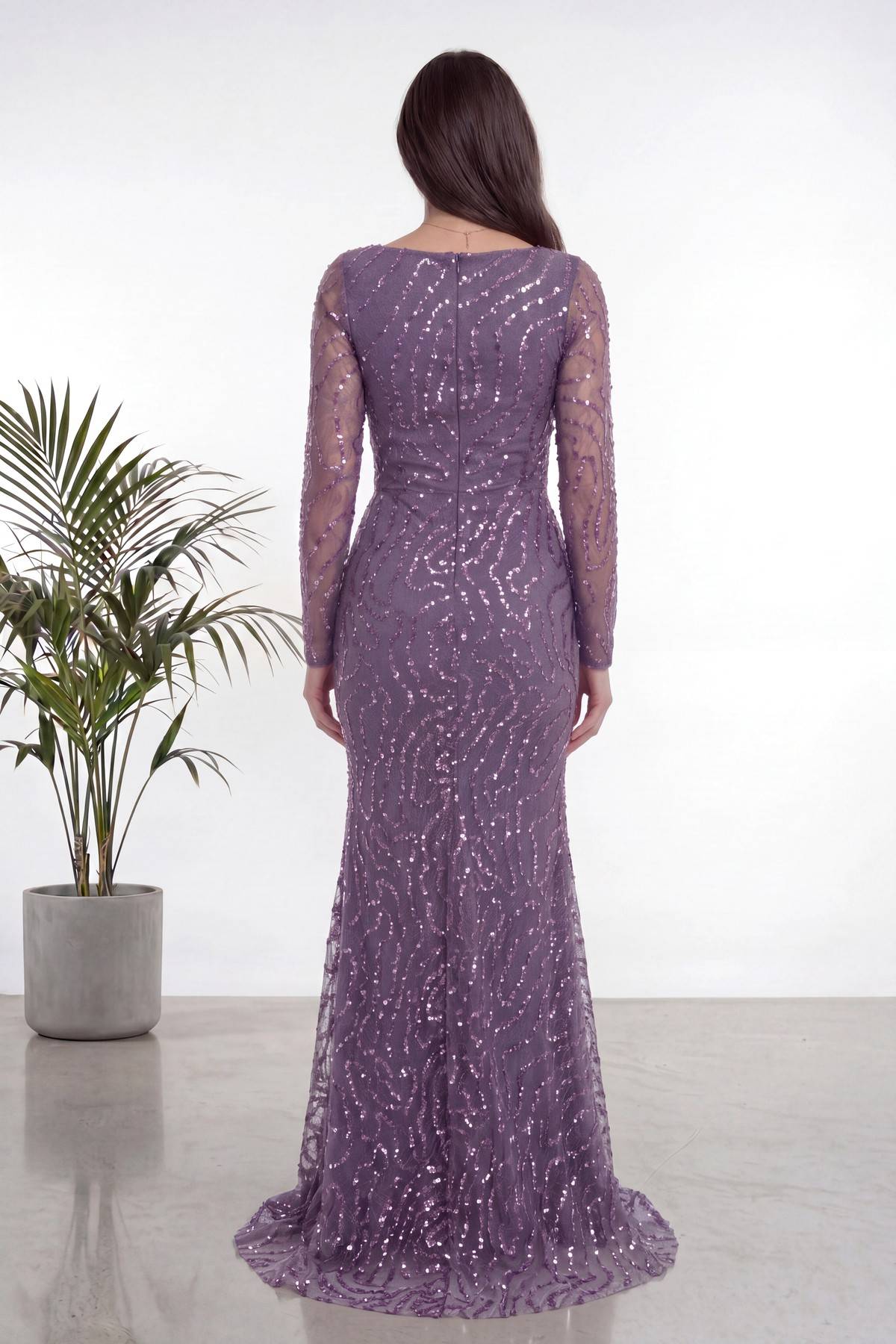 The ZKS lila boncuk işlemeli degaje yaka abiye elbise arka görünüm