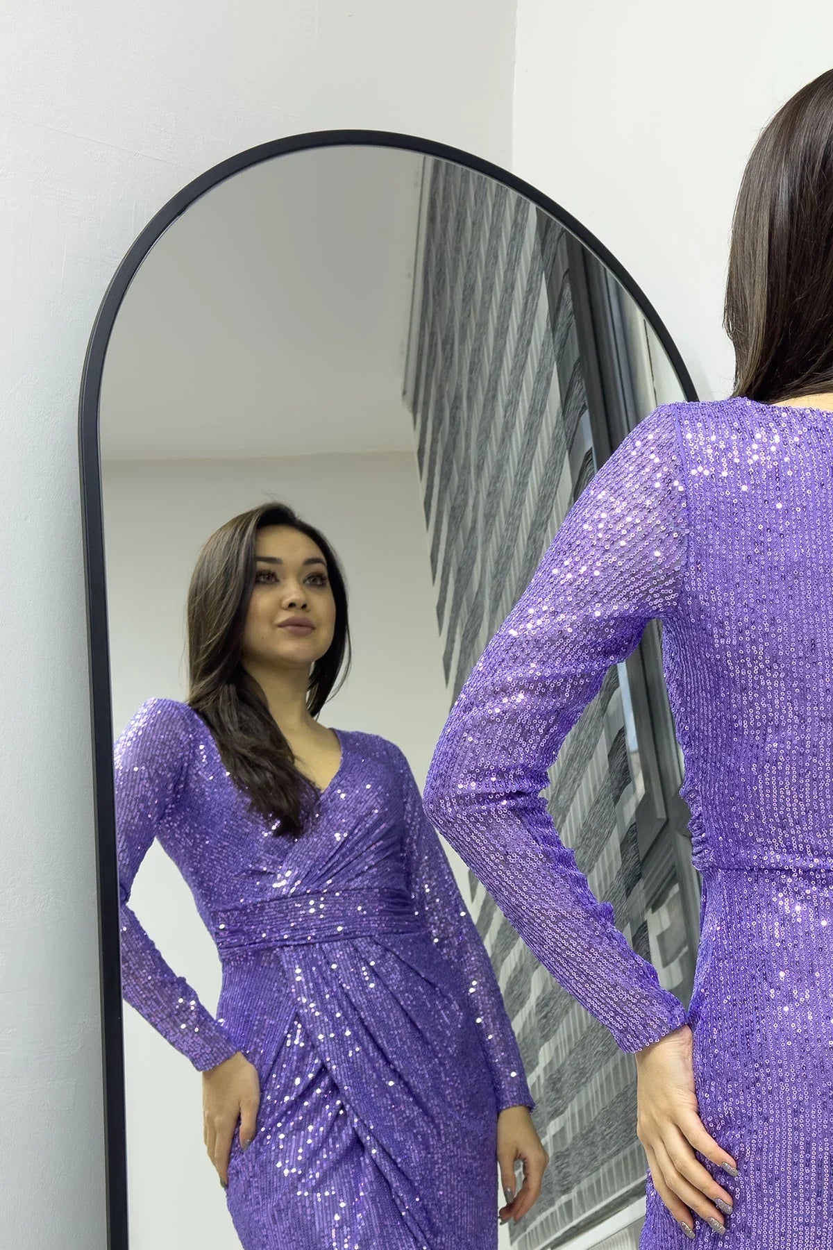 Lila Kruvaze Yaka Payet Tasarım Uzun Kollu Abiye Elbise

