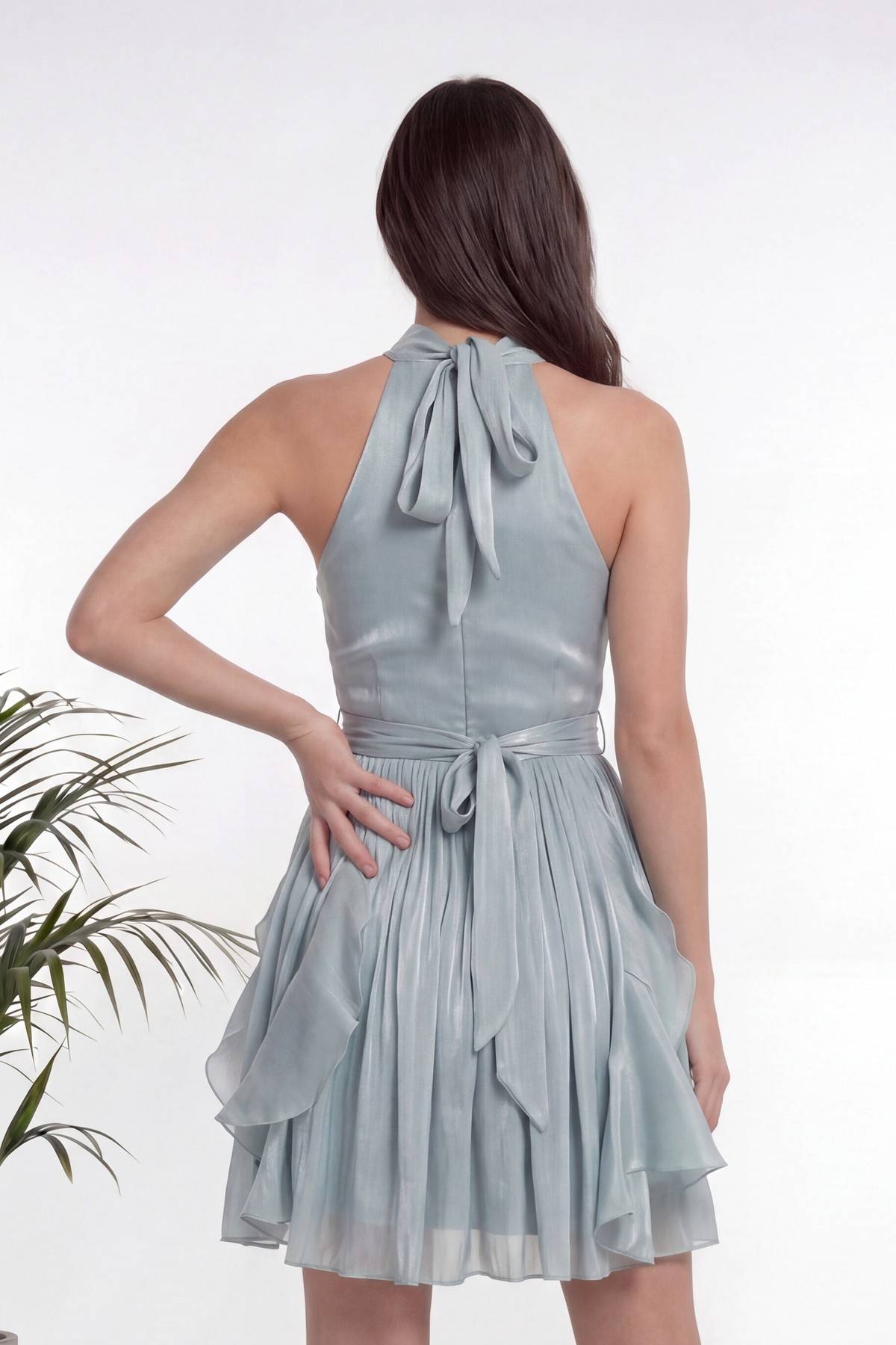 Mint yeşili halter yakalı, bele kuşaklı, volanlı kısa mezuniyet elbisesi arkadan görünüm, fiyonk detaylı