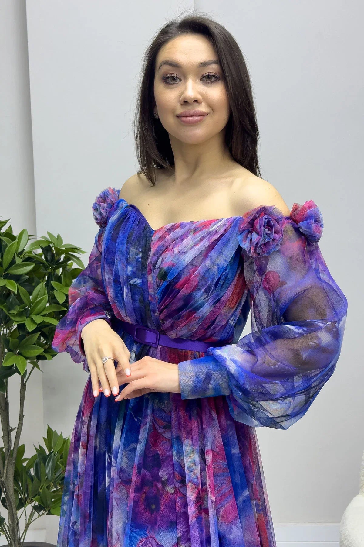 Abito da sera viola con spalline scese, cintura e motivo con spacco – the  ZKS, image size:1200x1800