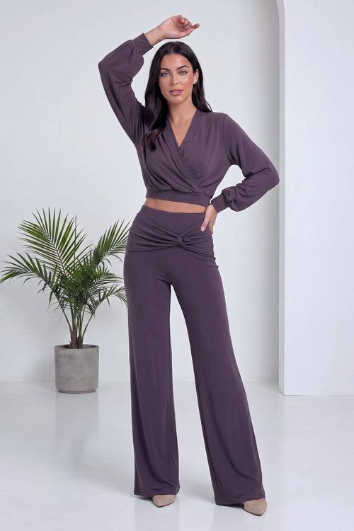 Mor renk ZKS kruvaze crop üst ve bol paça pantolon ikili takım, ön görünüm, model duruşu.