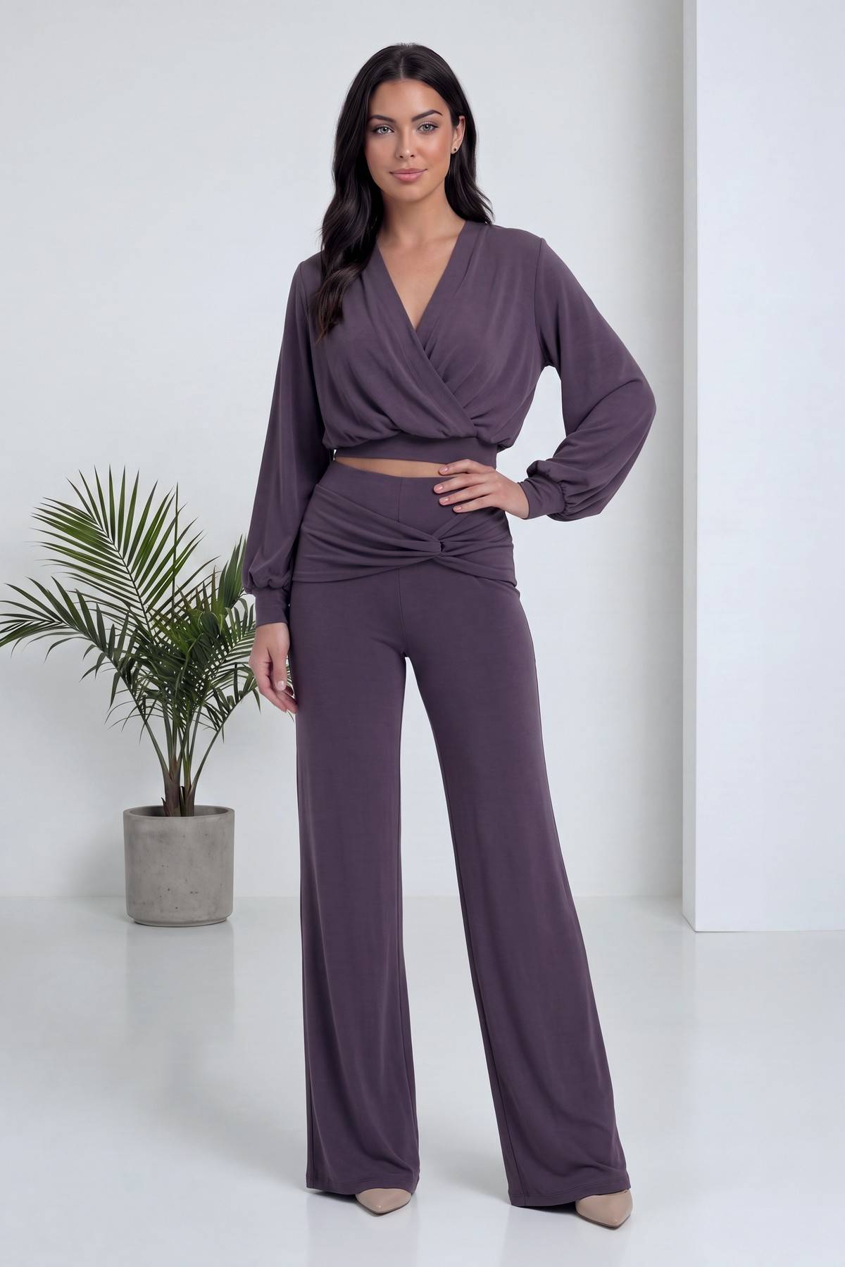 Mor renk ZKS kruvaze crop üst ve bol paça pantolon ikili takım, modelin elleri belinde.