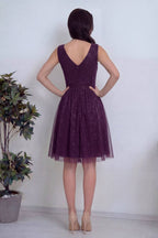 Mor, V yaka, kloş piliseli kısa mezuniyet elbisesi arka görünüm, inci detaylı bel bandı ve parlak kumaş