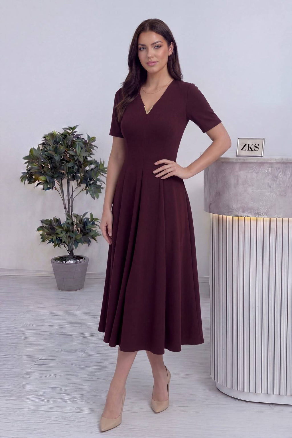 Midi boy pileli mürdüm v yaka kısa kol elbise, eli belinde önden 