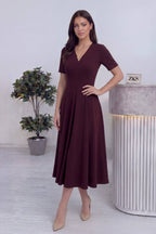 Midi boy pileli mürdüm v yaka kısa kol elbise, eli belinde önden 