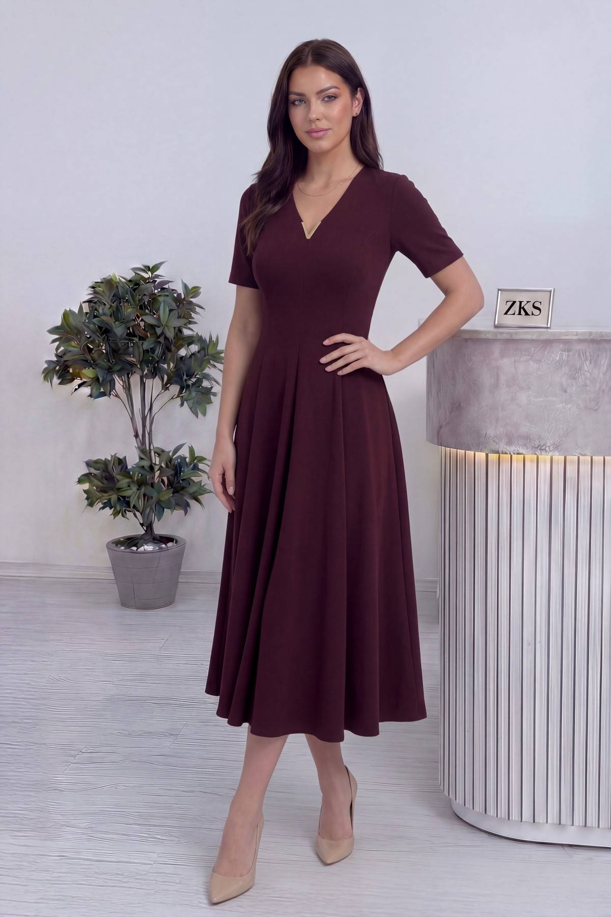 Midi boy pileli mürdüm v yaka kısa kol elbise, eli belinde önden 