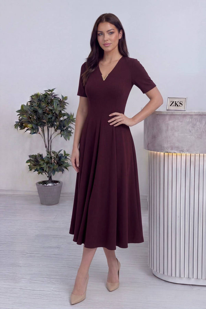 Midi boy pileli mürdüm v yaka kısa kol elbise, eli belinde önden 