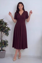 Kısa kol mürdüm pileli midi boy günlük elbise, v yaka gold aksesuarlı