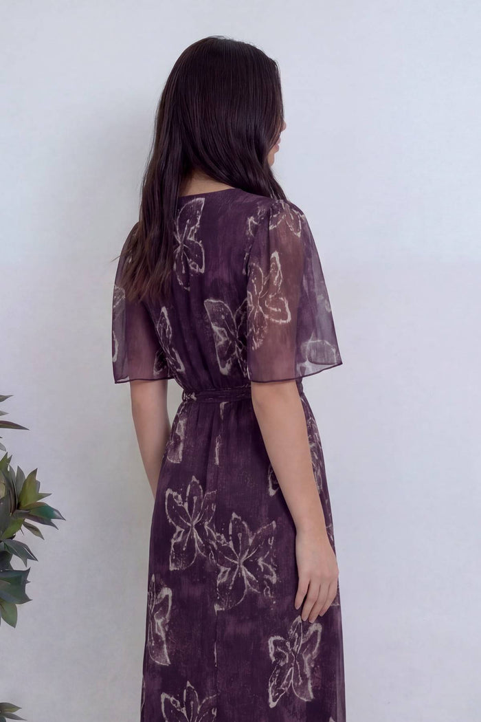 Kruvaze, mürdüm desenli şifon elbise, yakın arka detay 