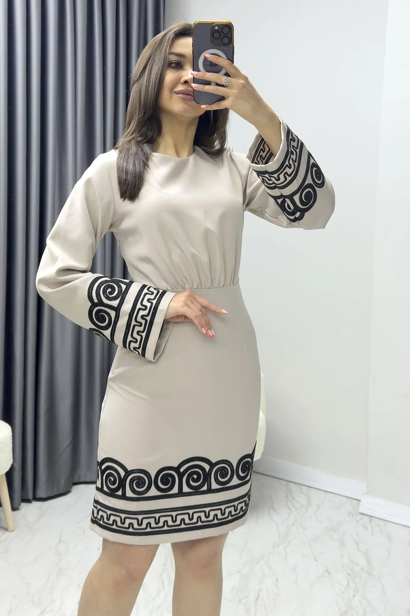 Bej Uzun Kollu Nakış İşlemeli Elbise