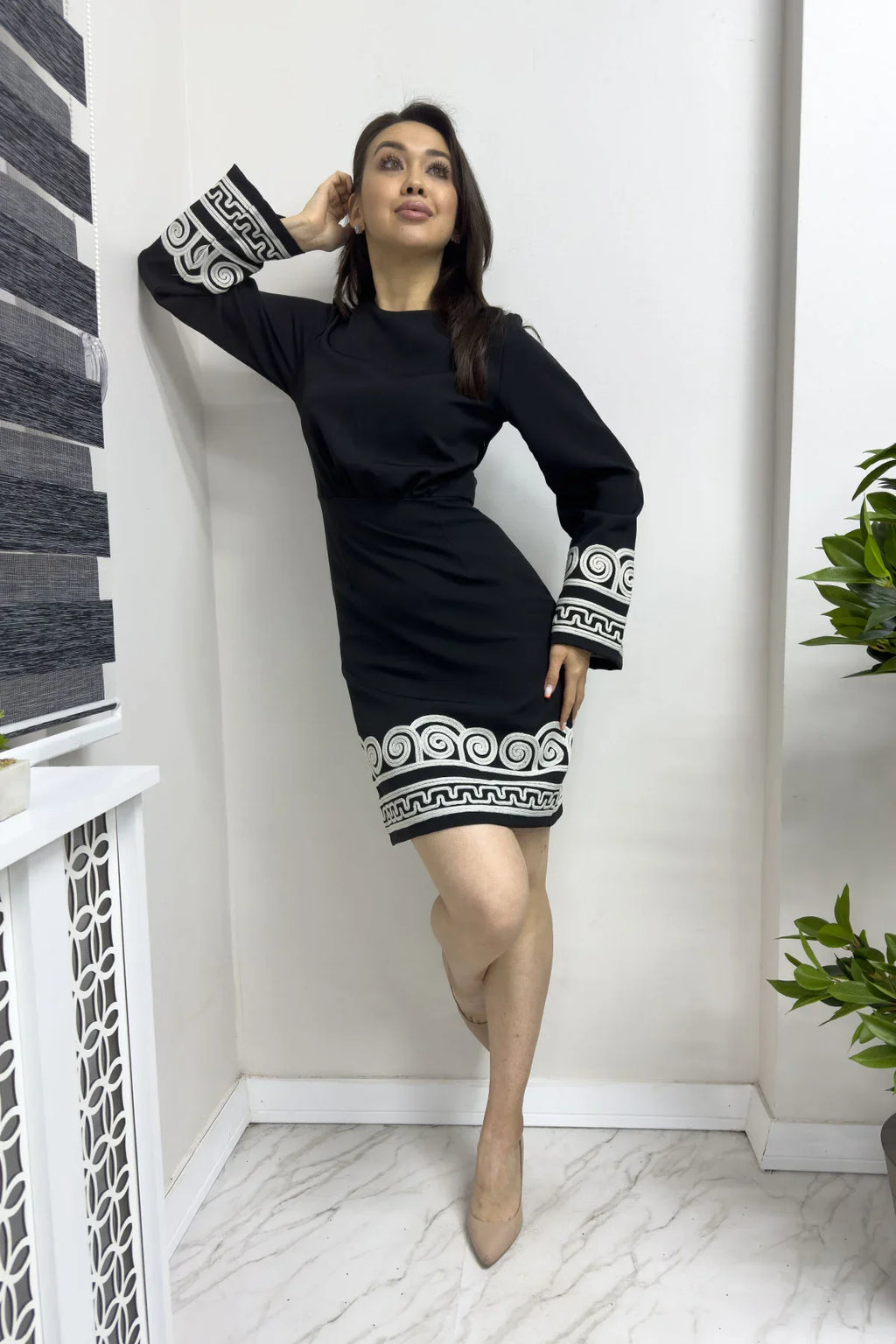 Siyah Uzun Kollu Nakış İşlemeli Elbise