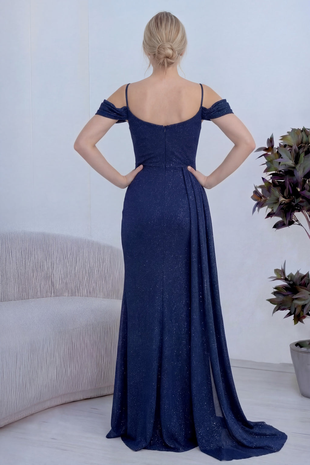 Lacivert Askılı Düşük Omuz Yırtmaç Detay Abiye Elbise