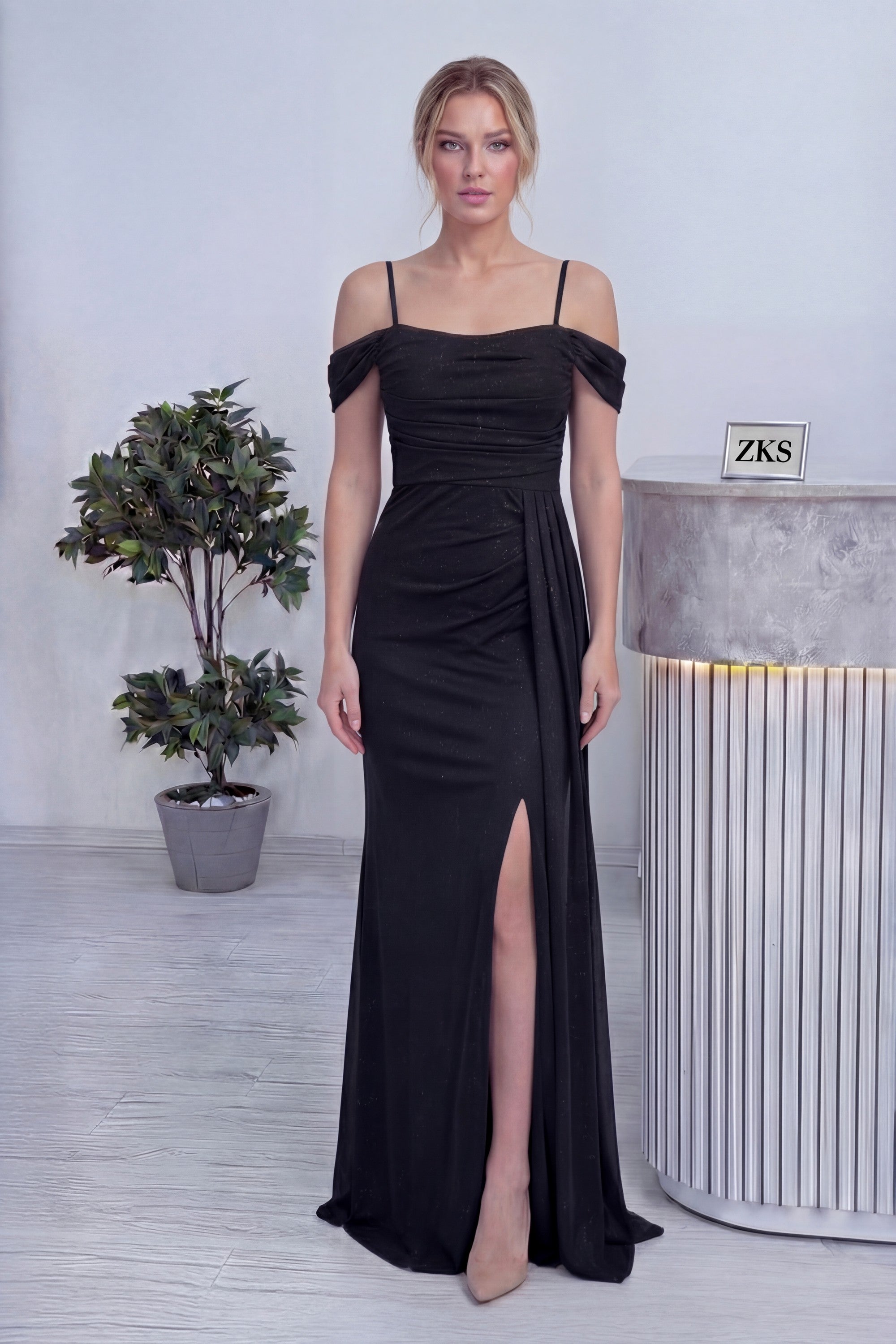 Siyah Askılı Düşük Omuz Yırtmaç Detay Abiye Elbise