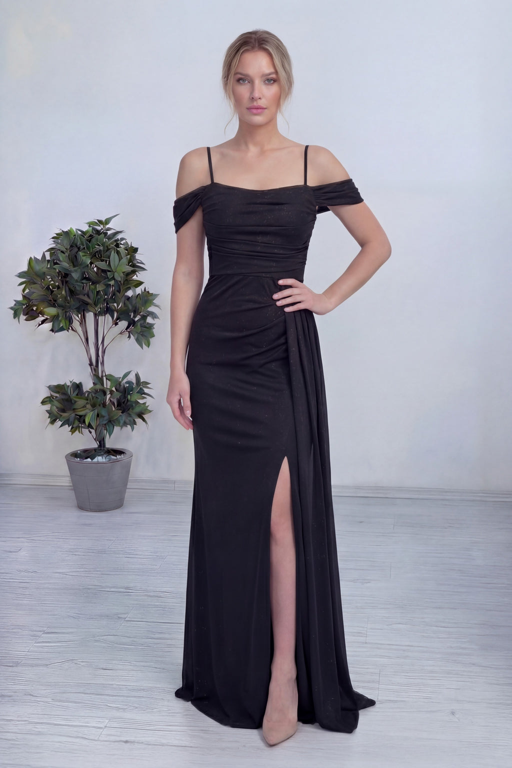 Siyah Askılı Düşük Omuz Yırtmaç Detay Abiye Elbise