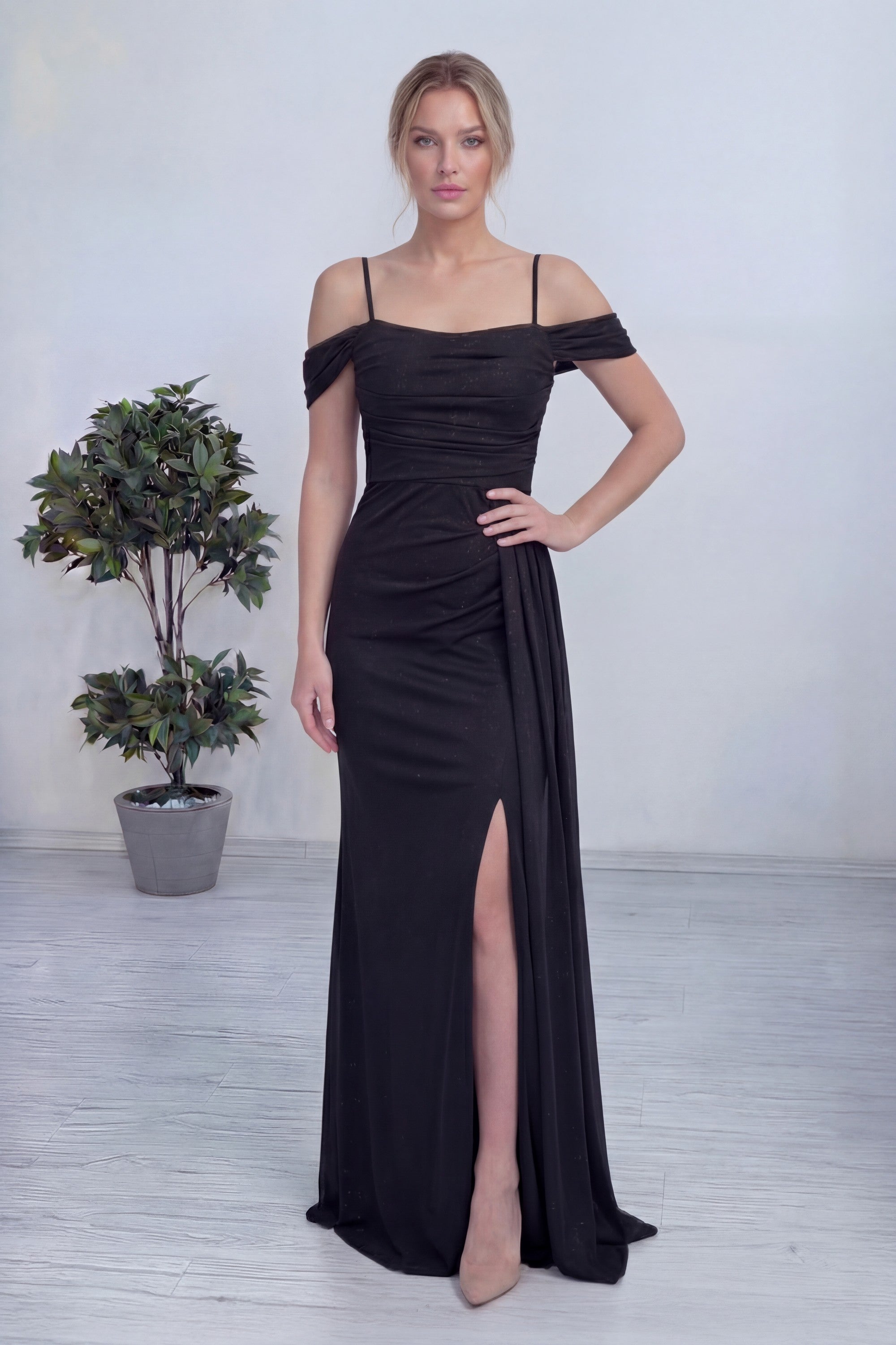 Siyah Askılı Düşük Omuz Yırtmaç Detay Abiye Elbise