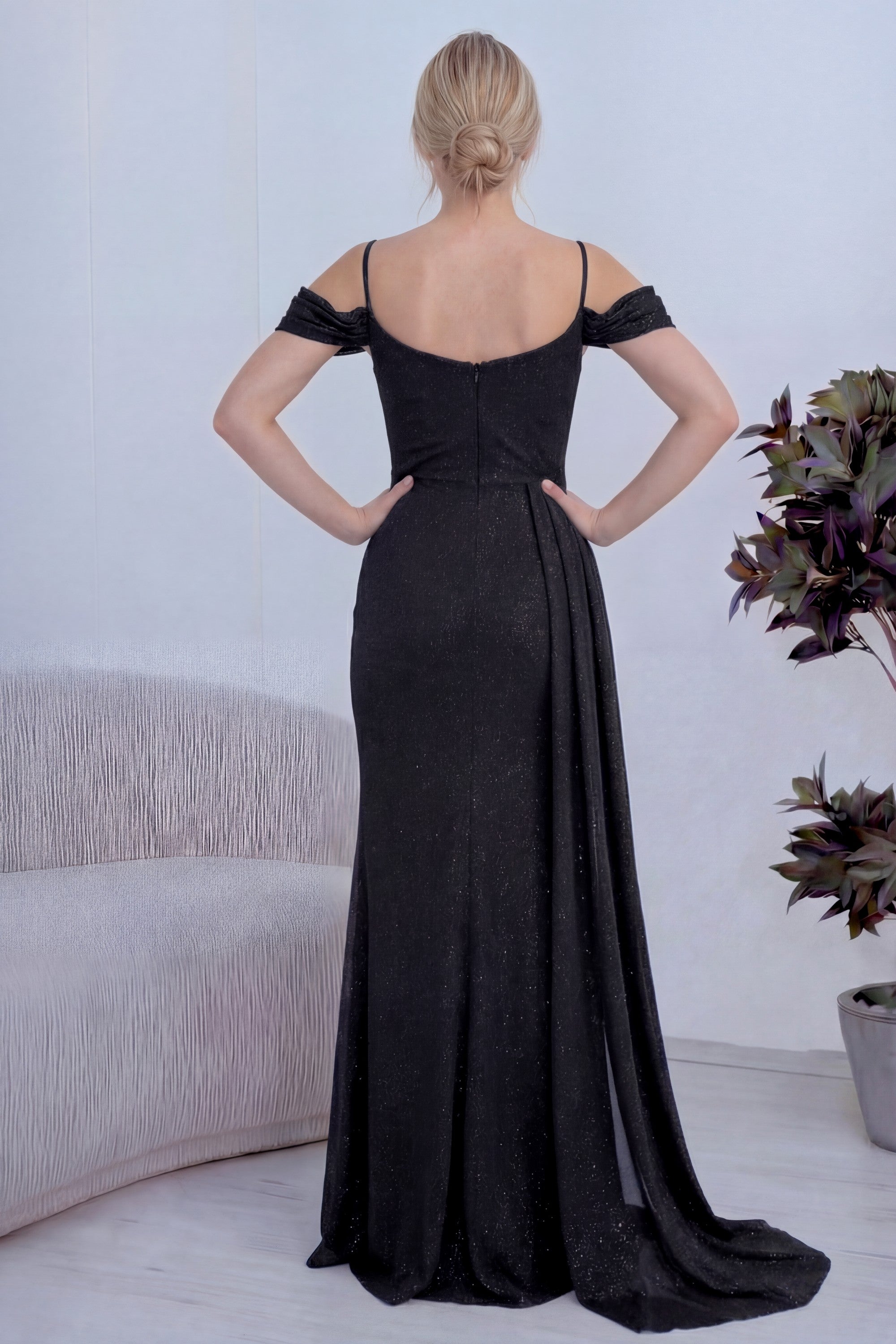 Siyah Askılı Düşük Omuz Yırtmaç Detay Abiye Elbise