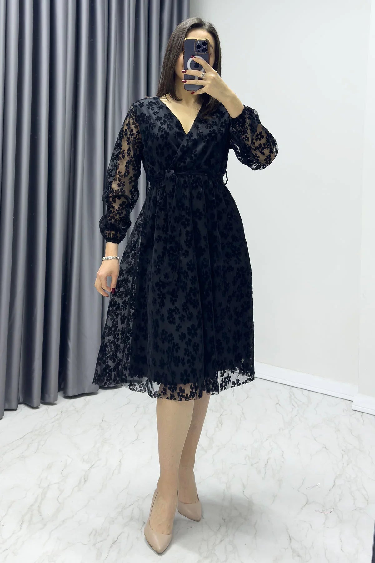 Siyah Papatya Detaylı Flok Baskı Büyük Beden Elbise

