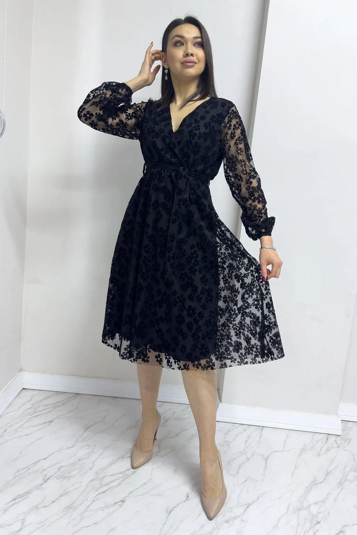 Siyah Papatya Detaylı Flok Baskı Büyük Beden Elbise

