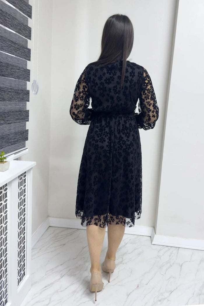 Siyah Papatya Detaylı Flok Baskı Büyük Beden Elbise

