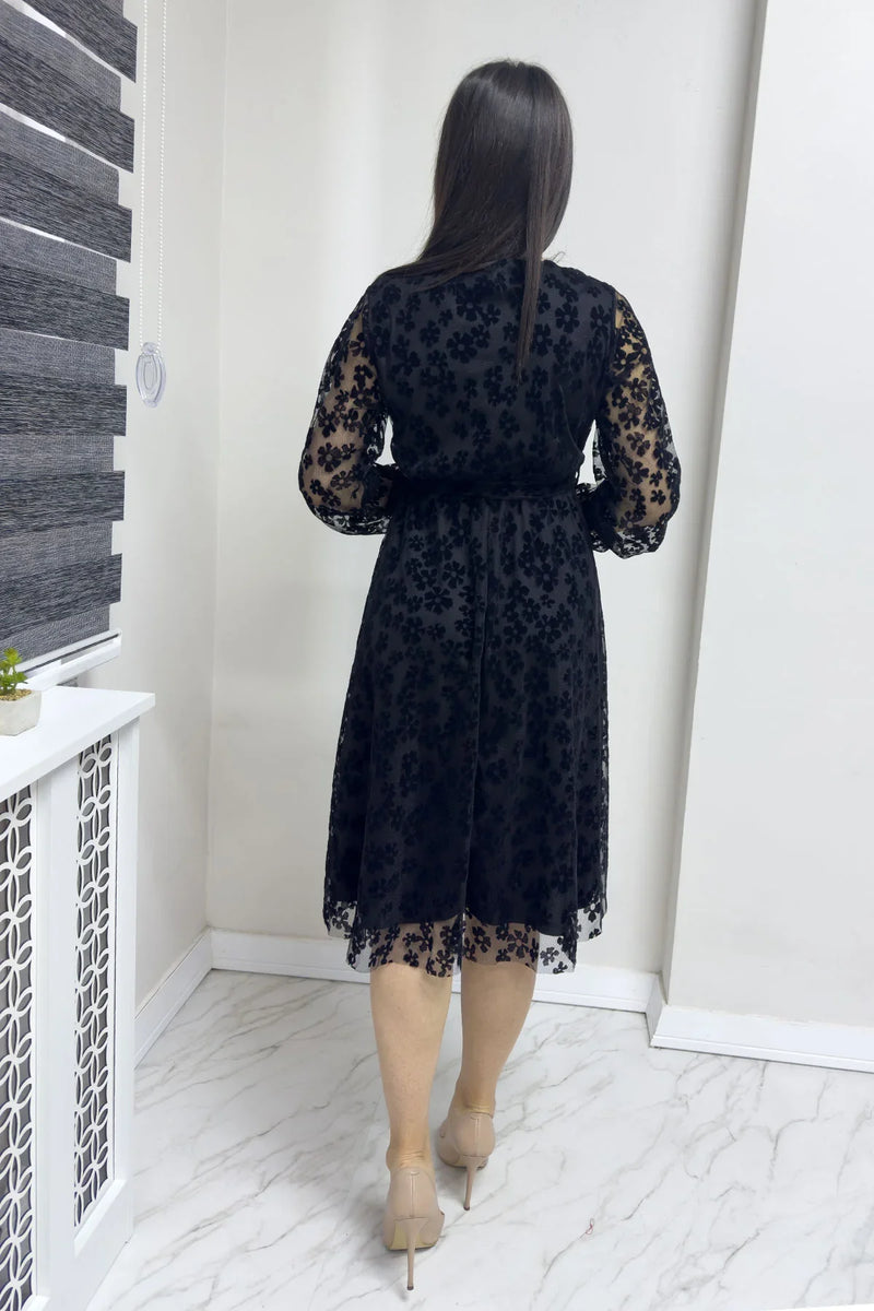 Siyah Papatya Detaylı Flok Baskı Büyük Beden Elbise

