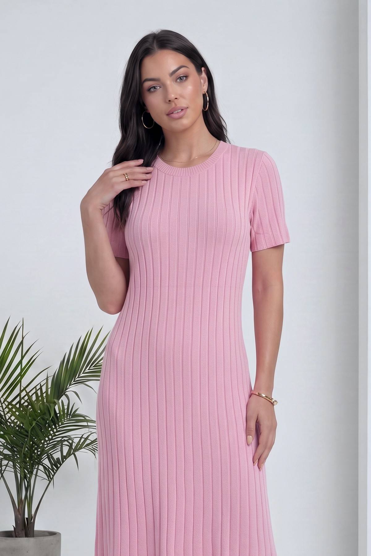 Pembe, bisiklet yaka, kısa kollu, fitilli triko midi elbise, modelin üst beden detayı