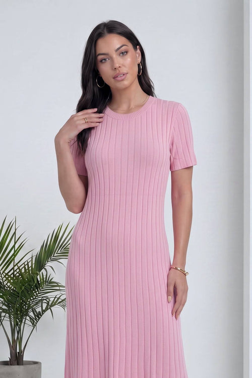 Pembe, bisiklet yaka, kısa kollu, fitilli triko midi elbise, modelin üst beden detayı
