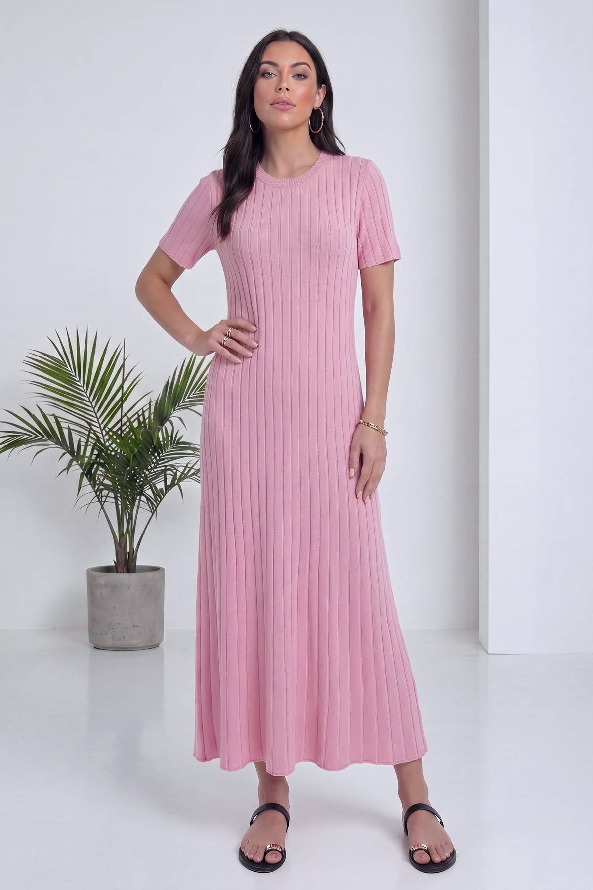 Pembe, bisiklet yaka, kısa kollu, fitilli triko midi elbise, modelin duruşu ve elbise genel görünümü