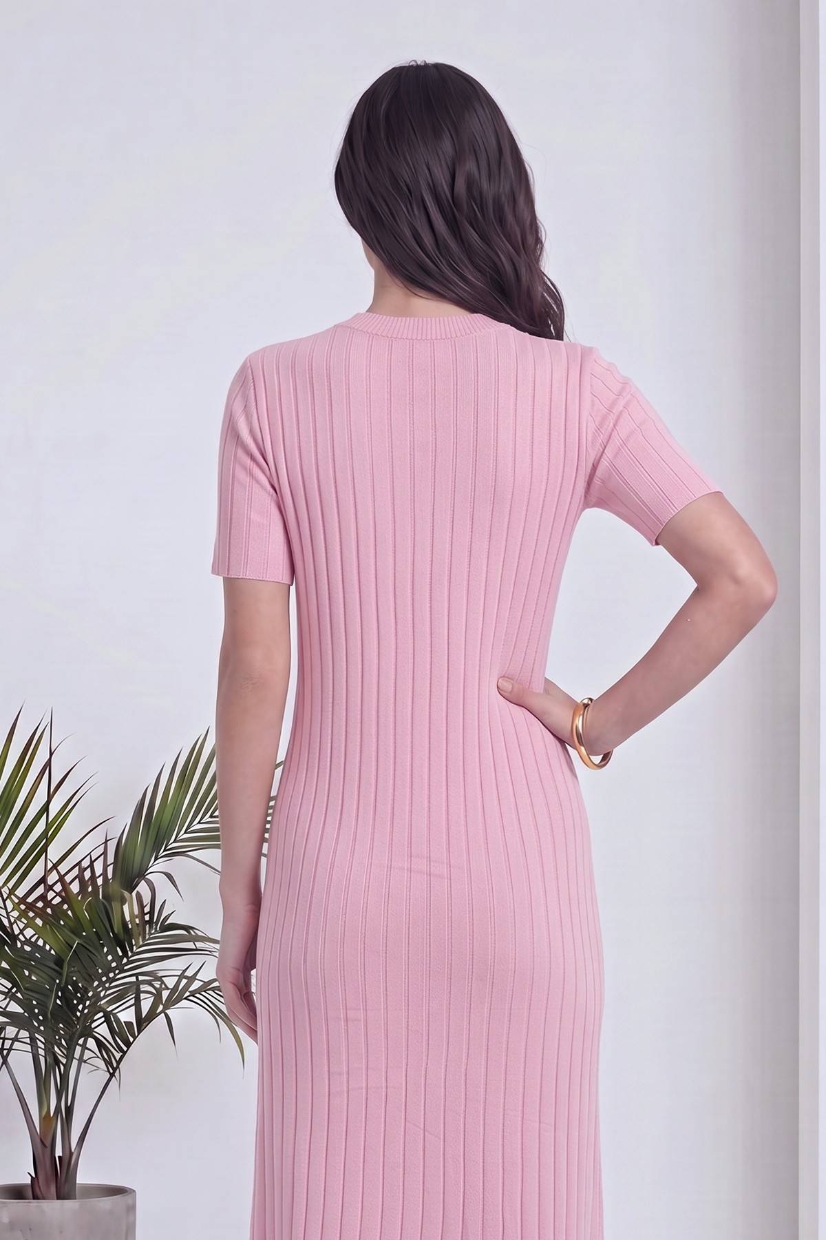 Pembe, bisiklet yaka, kısa kollu, fitilli triko midi elbise, modelin arkadan görünümü