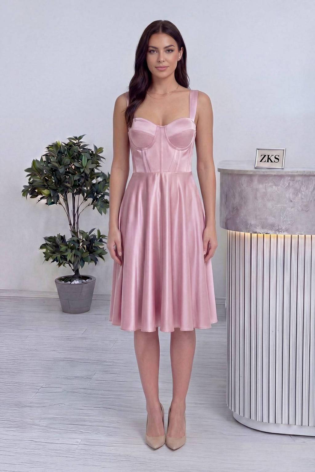 The ZKS pembe saten midi boy elbise, straplez korsaj ve askılı, tam ön duruş
