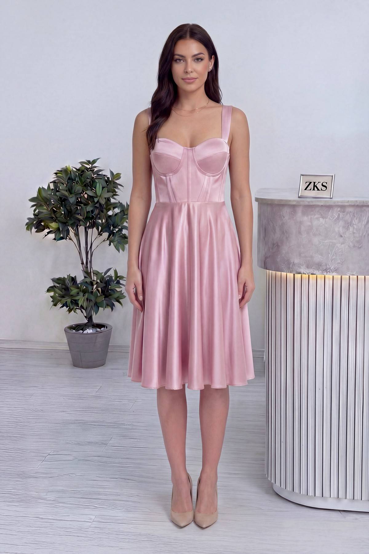 The ZKS pembe saten midi boy elbise, straplez korsaj ve askılı, tam ön duruş