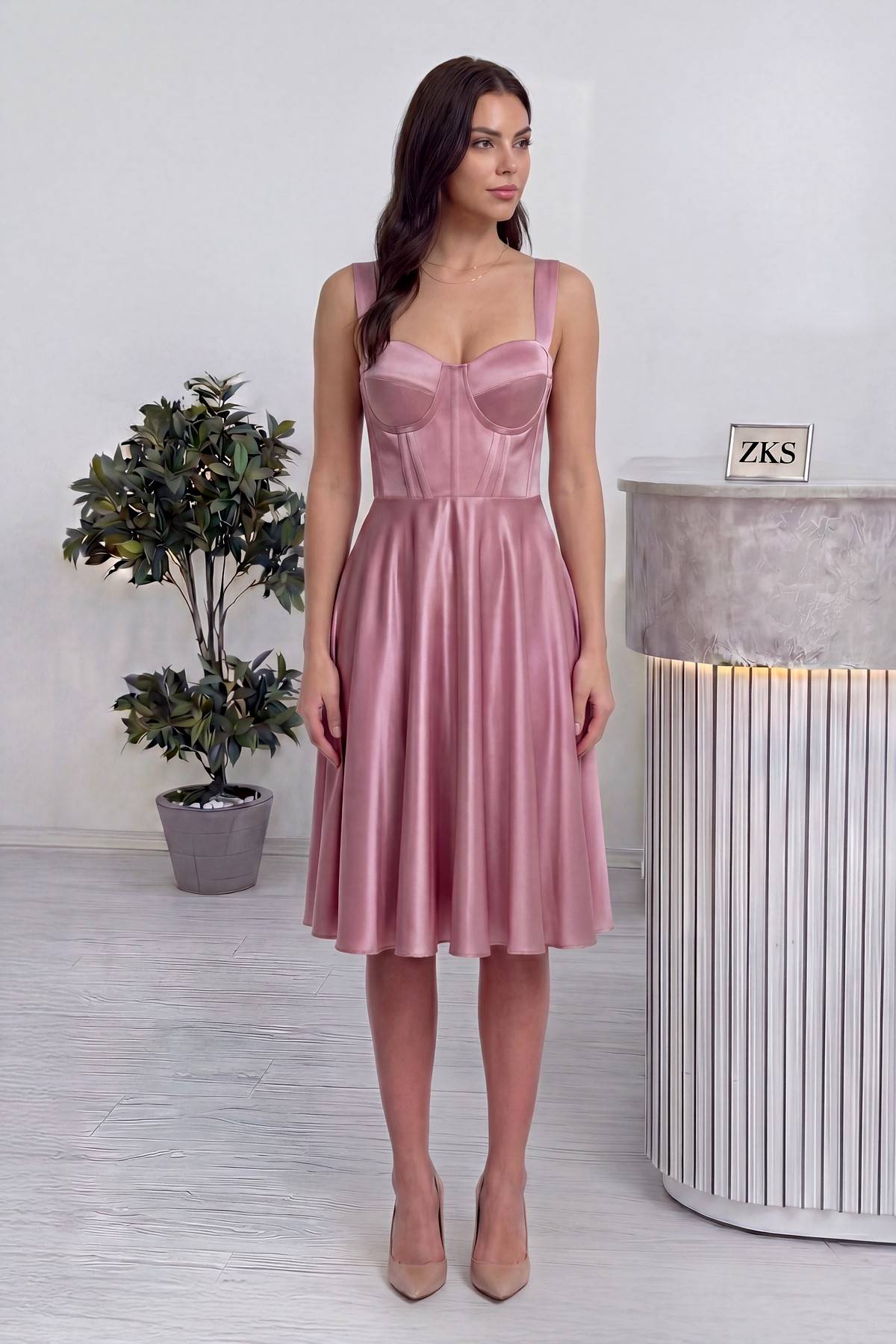 The ZKS pembe saten midi boy elbise, korsajlı ve askılı, tam ön duruş, zarif duruş