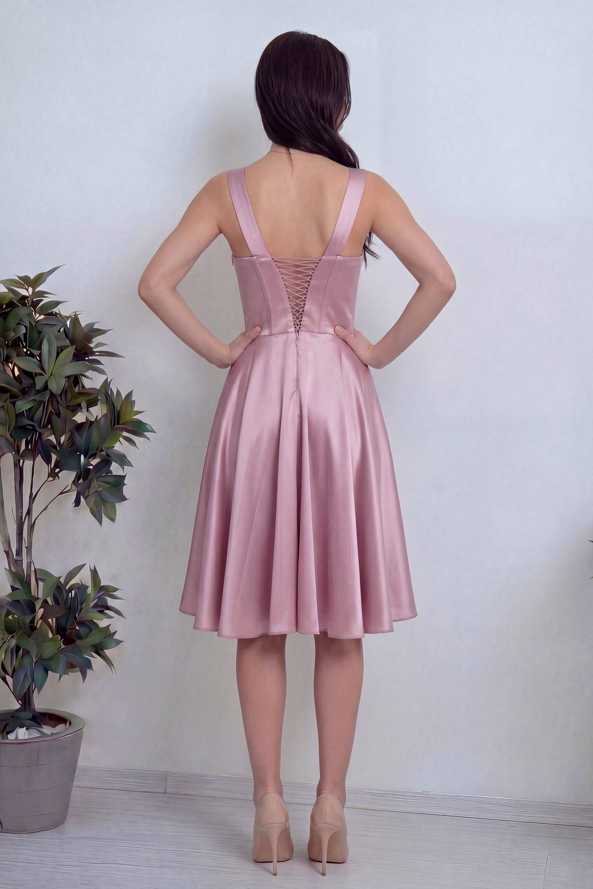 The ZKS pembe saten midi boy abiye elbise, korsajlı arka detay ve bağcıklı tasarım, arkadan görünüm