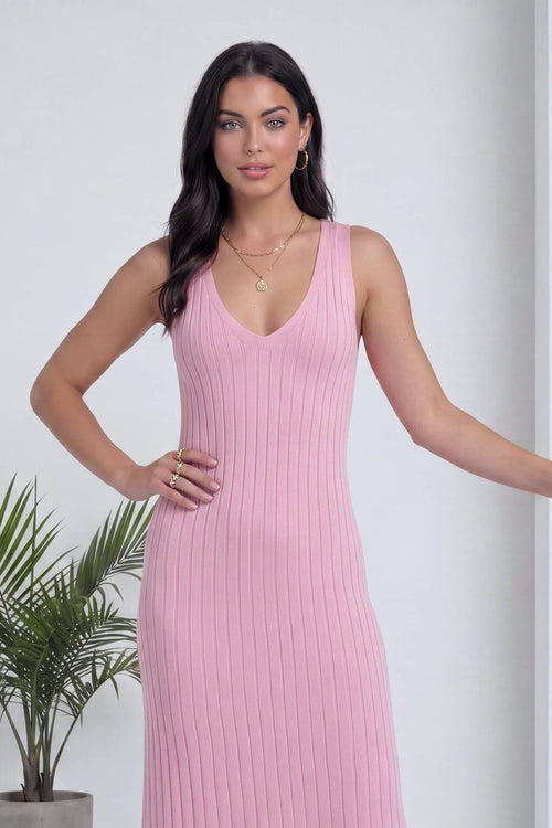 Pembe fitilli triko midi elbise, V yaka detayı ve takı vurgusuyla ön görünüm.