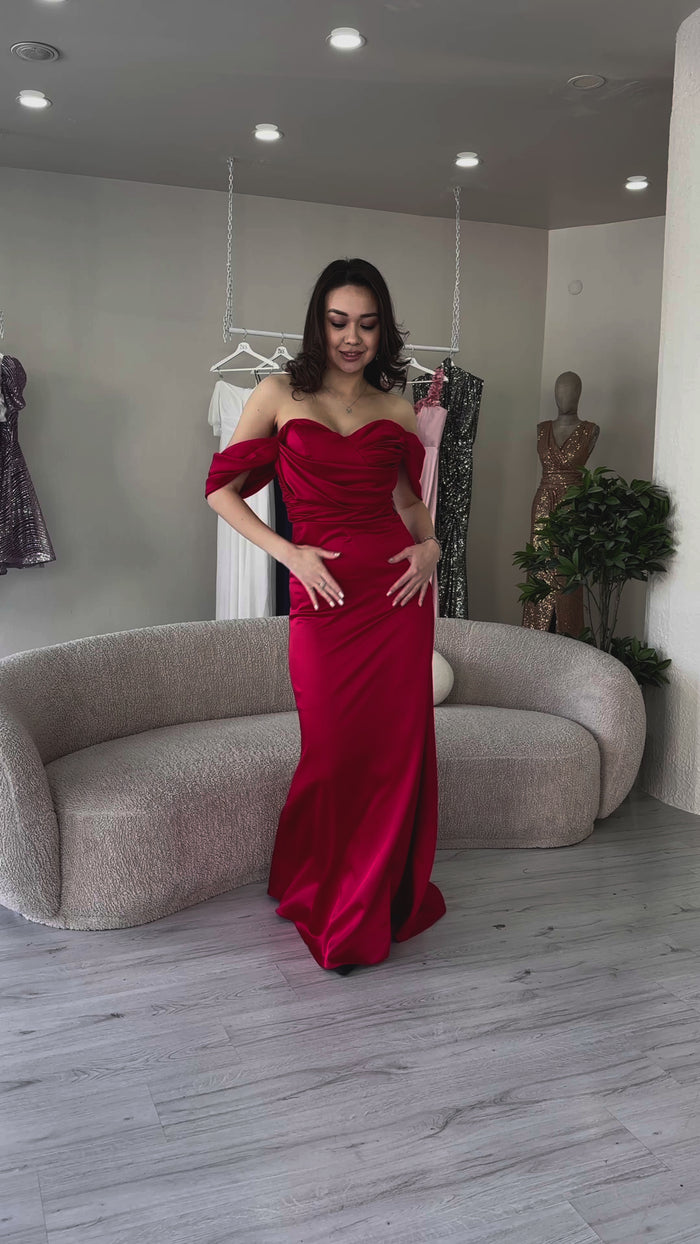 Kırmızı Sırt Dekolteli Düşük Omuz Drapeli Yırtmaçlı Saten Abiye Elbise