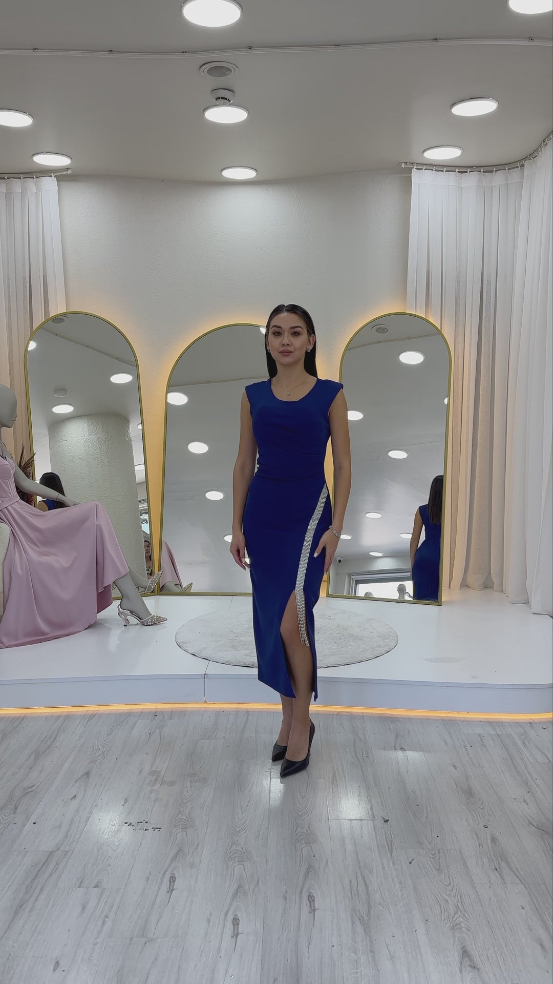 Yırtmaç Taş Detaylı Sıfır Kol Kalem Elbise
Aktif
