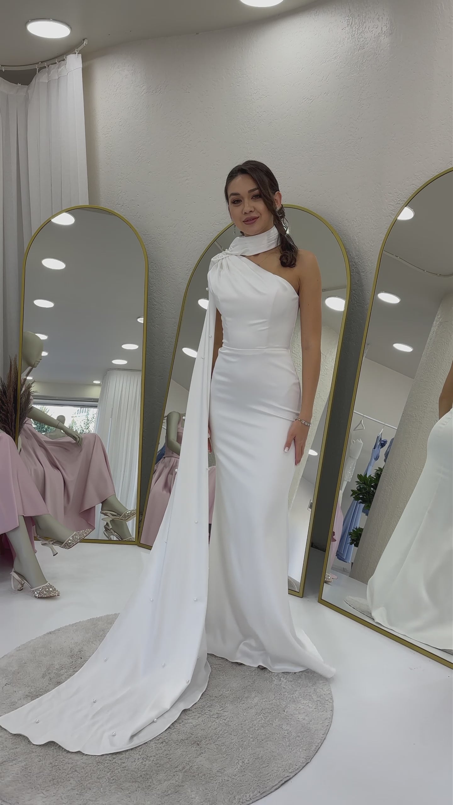 Beyaz Tek Omuz Şal Yaka Pelerin Kol Detaylı İnci İşlemeli Saten Abiye Elbise