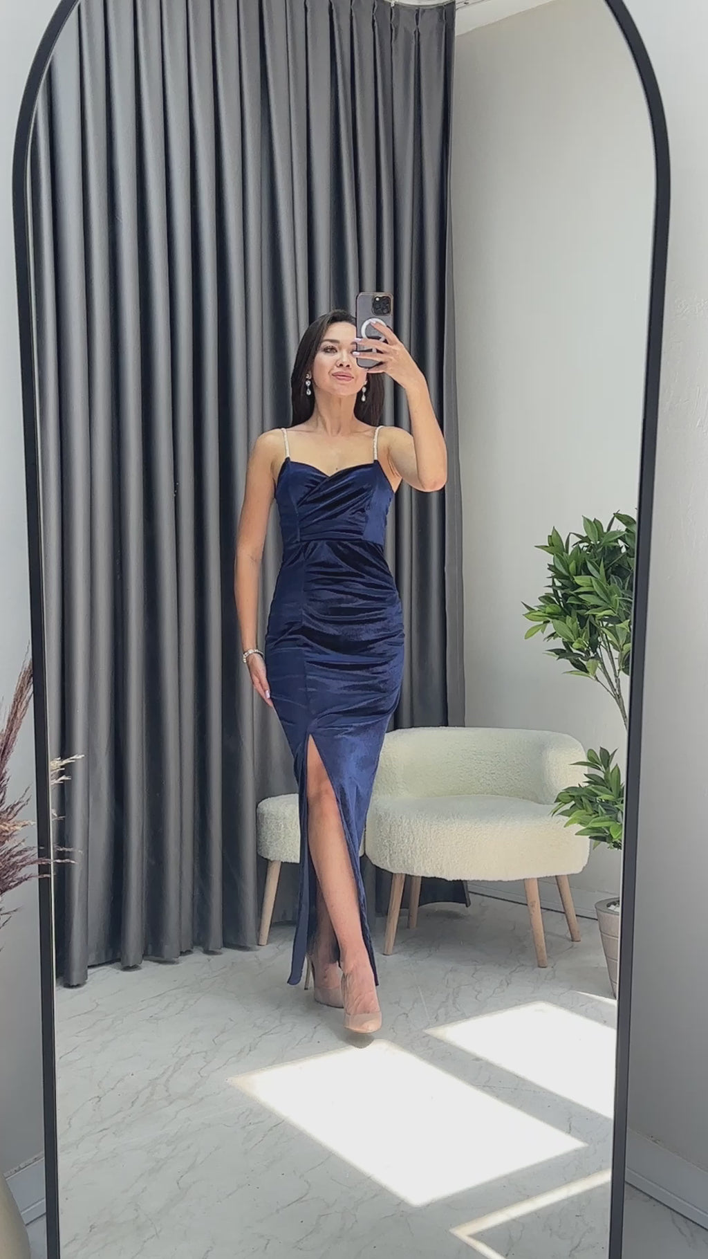 Kadın Lacivert Taş İnce Askılı Yırtmaçlı Kadife Yeni Sezon Abiye Elbise

