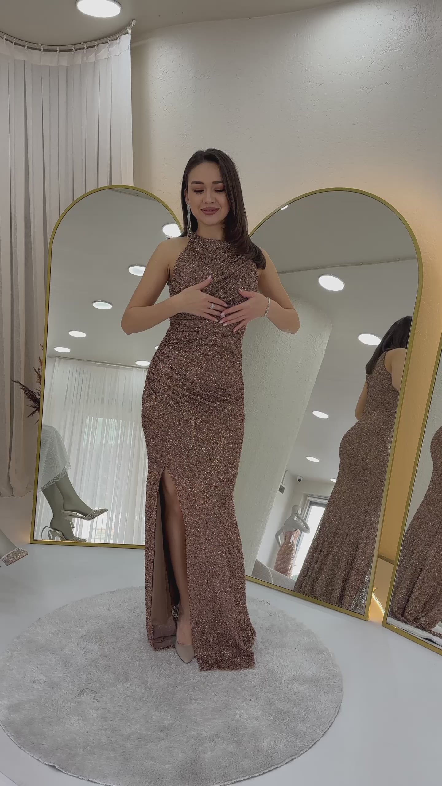  İşlemeli Halter Yaka Drapeli Yırtmaçlı Abiye Elbise