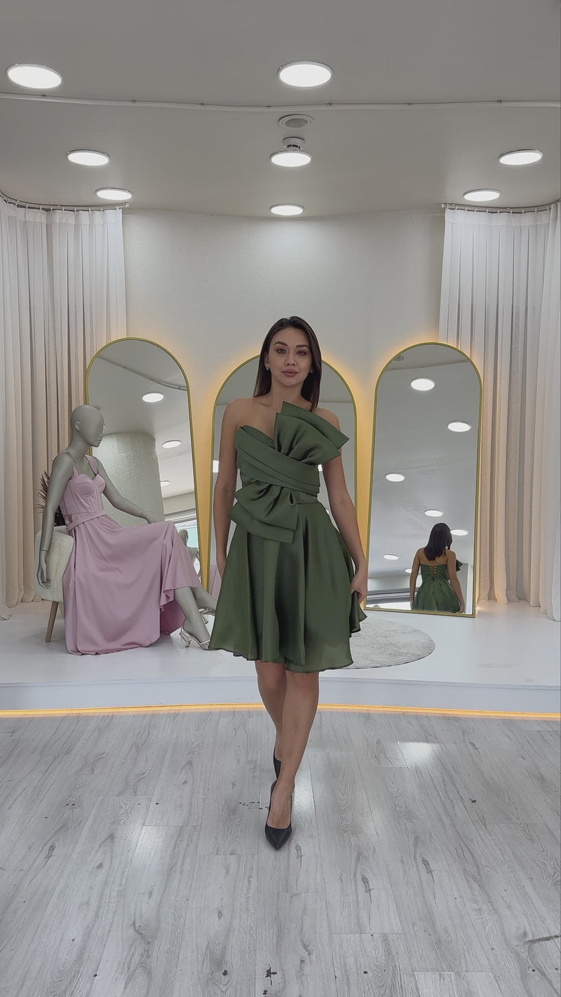 Haki Fiyonklu Straplez Mini Kloş Abiye Elbise
Başarılı
