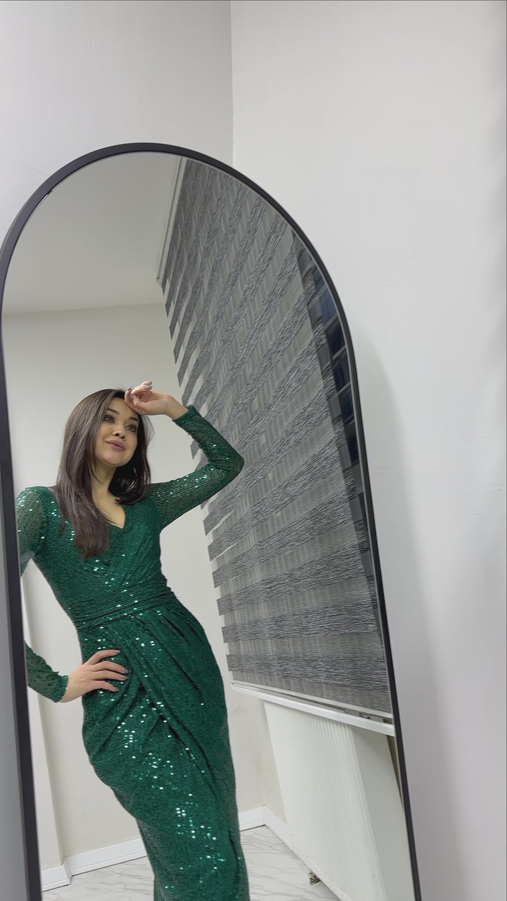 Zümrüt Yeşil Kruvaze Yaka Payet Tasarım Uzun Kollu Abiye Elbise

