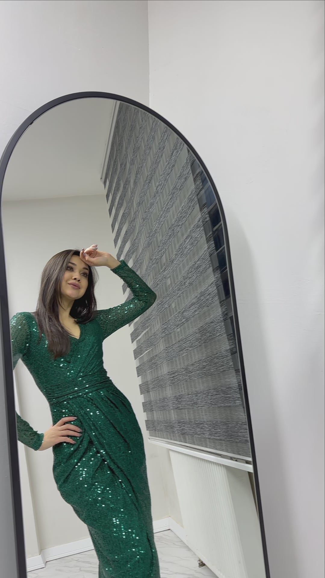 Zümrüt Yeşil Kruvaze Yaka Payet Tasarım Uzun Kollu Abiye Elbise

