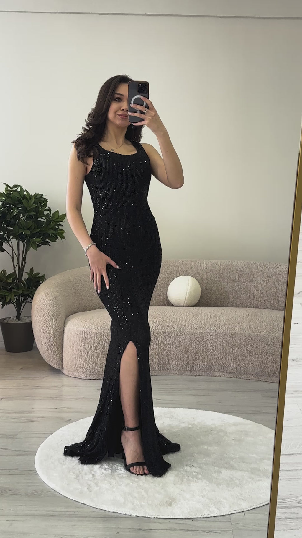 Kadın Siyah Askılı Yırtmaçlı Pul Payet Abiye Elbise